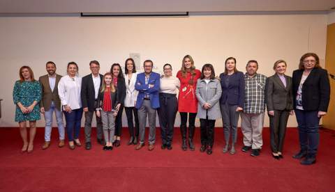 Foto final de grupo, con organizadores, colaboradores, patrocinadores, autoridades municipales, Falleras Mayores, y presidenta de la Semana Santa, entre otros. / Foto: Natxo Francés.