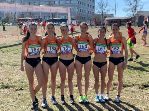 Andrea Abad, segunda por la izquierda, con el equipo absoluto de la selección valenciana.