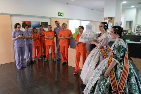 Visita al hospital de Dénia antes de suspenderse las Fallas.