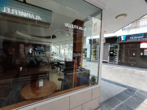 Una cafetería cerrada en el centro de Gandia.