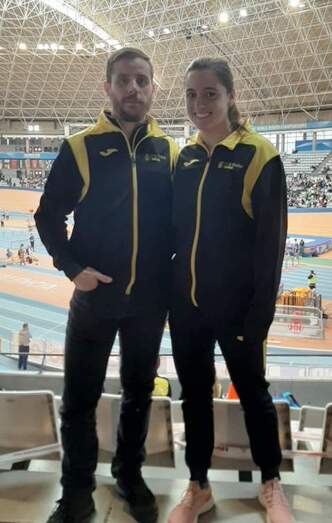 Claudia Martínez (a la derecha) con su entrenador, Iván Martínez.