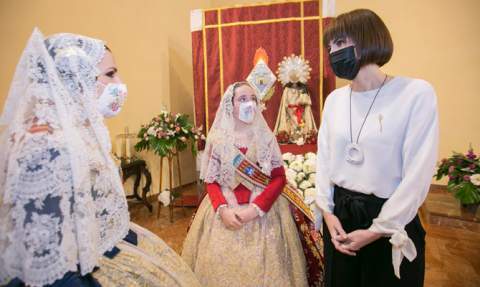 Las Falleras Mayores y la alcaldesa en el Bateig Faller, el viernes pasado.