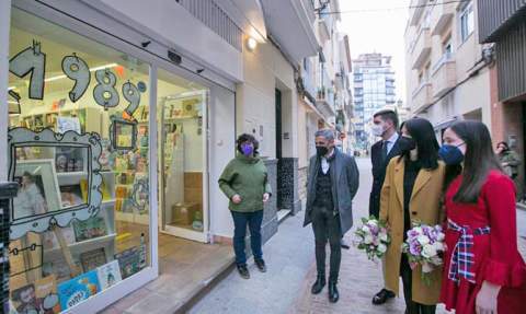 Visita de las Falleras Mayores de Gandia a comercios con escaparates falleros.