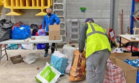 Operarios municipales organizan la ayuda recibida. Operarios municipales organizan la ayuda recibida.