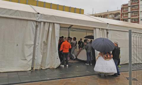 Fallers de Gandia es refugien a l'envelat. Fallers de Gandia es refugien a l'envelat.
