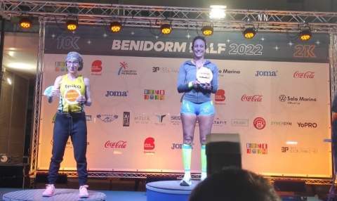 Gema Canet en el podio de Veteranas C de la Benidorm Half.