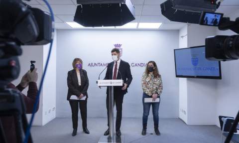 El alcalde de Gandia y la concejala de Cooperaci&oacute;n en rueda de prensa.