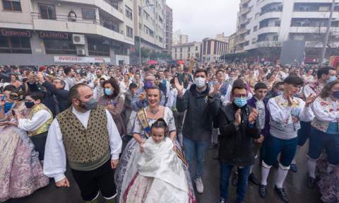 Asistentes a una mascletà en las pasadas Fallas. Asistentes a una mascletà en las pasadas Fallas.