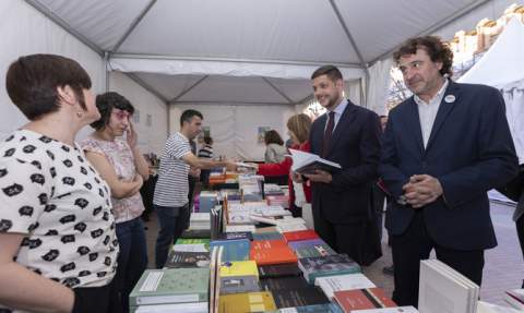 L'alcalde Prieto i Rub&eacute;n Trenzano saluda als llibrers de Gandia.