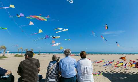 Vuelo de cometas en la playa de Gandia. Vuelo de cometas en la playa de Gandia.