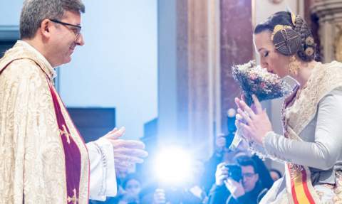 La Fallera Mayor deVal&egrave;ncia ofrece su ramos a la Mare de D&eacute;u en su Bas&iacute;lica despu&eacute;s de la &ldquo;Crida&rdquo;.