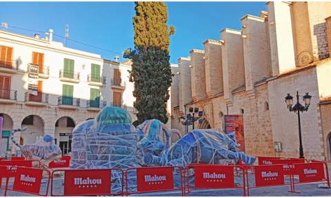 Montaje de la Falla Mercat, Gandia.