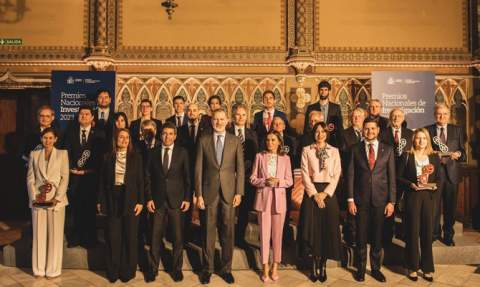 Las autoridades con los premiados en el Palau Ducal. Las autoridades con los premiados en el Palau Ducal.