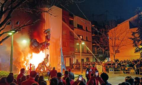 "Cremà" de la falla Sant Josep-Raval, anit. "Cremà" de la falla Sant Josep-Raval, anit.