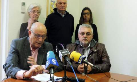 Palmer, a la izquierda, con algunos miembros de la directiva de Cs Gandia. Palmer, a la izquierda, con algunos miembros de la directiva de Cs Gandia.