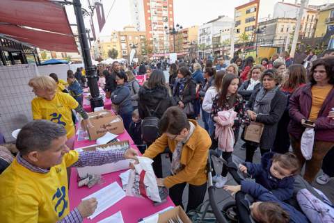 Voluntarios del CA Safor reparten dorsales para la Cursa de la Dona en la Fira de la Corredora. / Foto: Natxo Franc&eacute;s.
