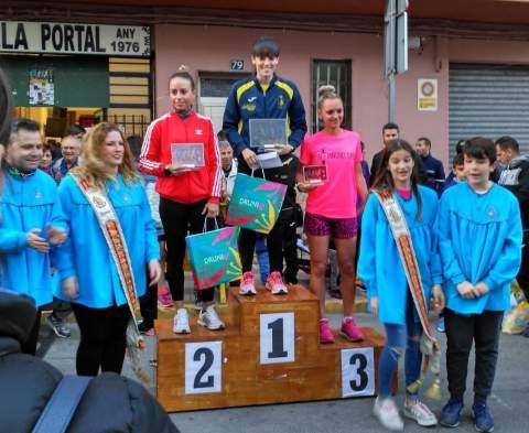 Pilar V&aacute;zquez en el podio de la 8K de la Falla Portal.