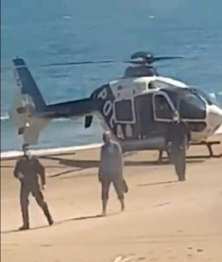 El hombre, al medio, con los agentes.