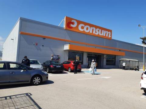 Controles en un supermercado de Miramar.
