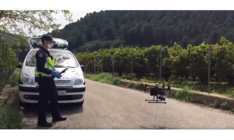 Un agente de la Polic&iacute;a Nacional con un dron, en la zona de la b&uacute;squeda.