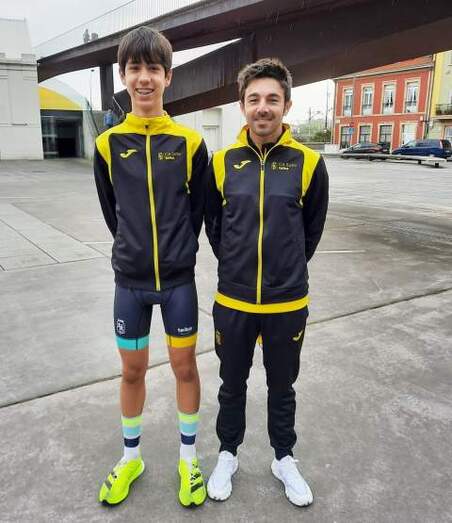 Joan Sastre y su entrenador, Carlos Ferrando, en Avilés.