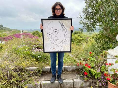 Los ni&ntilde;os del colegio La Carrasca regalaron a Brines un cuadro que ya luce en l'Elca.