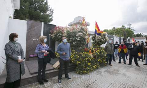 Acto en el cementerio.