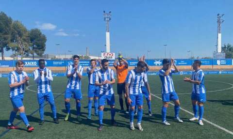 Jugadores del CF Gandia celebran la victoria.
