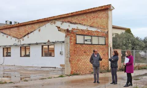 La alcaldesa y la concejala de Urbanismo visitan el emplazamiento con un responsable de la empresa.