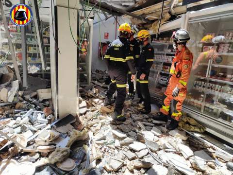 Los bomberos en el supermercado. Los bomberos en el supermercado.