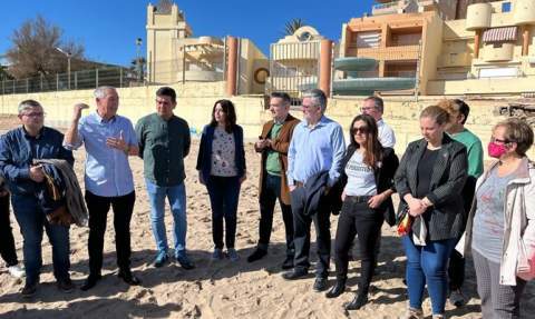 Los políticos de Compromís con vecinos afectados. Los políticos de Compromís con vecinos afectados.