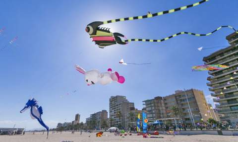 Vuelo de cometas en la playa de Gandia. Vuelo de cometas en la playa de Gandia.
