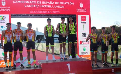 Equipo juvenil del Safor, tercero en el podio.