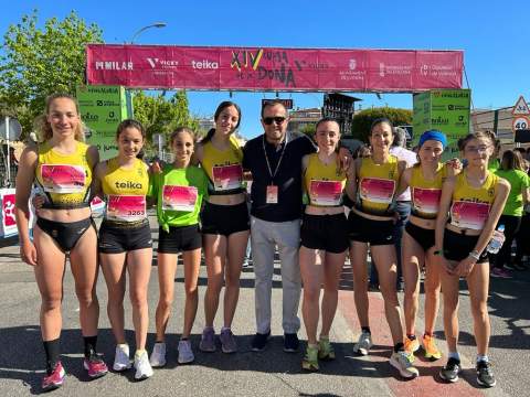 Corredoras del Safor con el presidente del club en la Cursa de la Dona.