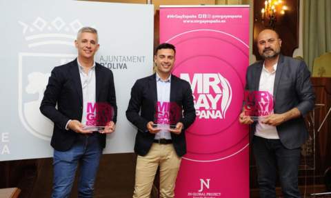 Los creadores del certamen con el concejal de Turismo, Kino Calafat. Los creadores del certamen con el concejal de Turismo, Kino Calafat.