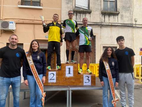 David Ferrairó en el podio de Veteranos C del 8K de Tavernes.