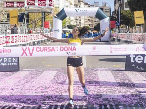 Llegada a meta de la primera clasificada, Andrea Abad. / Foto: Col·lectiu La Noria.