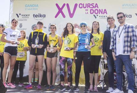 Podio con las cinco primeras de la Cursa de la Dona Vicky Foods de Gandia. / Foto: Col. La Noria.