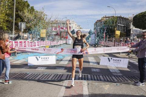 Llegada a meta de la ganadora, Alicia &Aacute;lvarez. / Foto: Col&middot;lectiu La Noria.