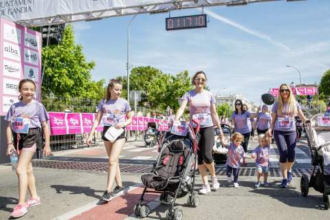 Madres en la Cursa de la Dona de Gandia. / Foto: Javier Cloquell.