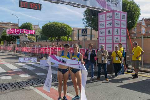 Pilar V&aacute;zquez y Andrea Abad en la meta de la Cursa de la Dona Delikia de Gandia, el domingo. / Foto: Natxo Franc&eacute;s.