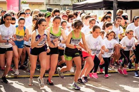 Salida de las categorías inferiores de la Cursa de la Dona del Real de Gandia.
