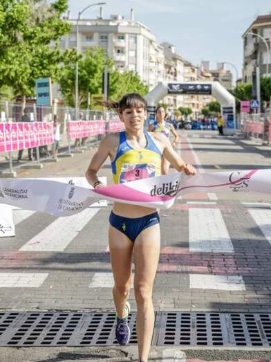 Llegada a meta de la primera clasificada, Pilar V&aacute;zquez. / Foto: Javier Cloquell.