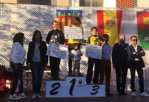 Neus Mas, primera en el podio femenino del 10K de Pilar de la Horadada.