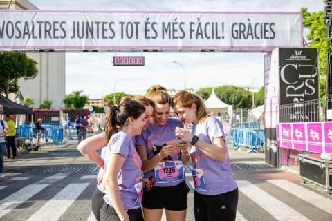 Alegr&iacute;a y buen rollo en la Cursa de la Dona de Gandia. / Foto: Javier Cloquell.