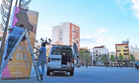 Operarios colocan nuevos carteles en los "t&oacute;tems" de Gandia.