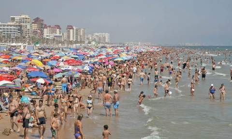 Bañistas en la playa de Gandia en una imagen de archivo. Bañistas en la playa de Gandia en una imagen de archivo.