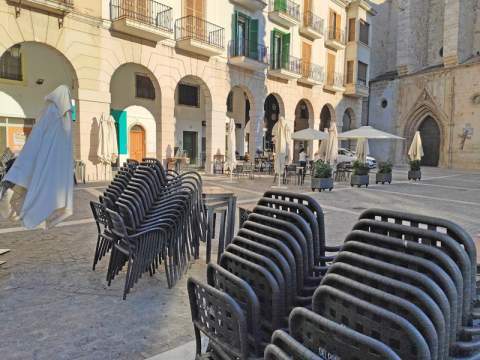 Aspecto de la plaza Major de Gandia a primera hora. de hoy.