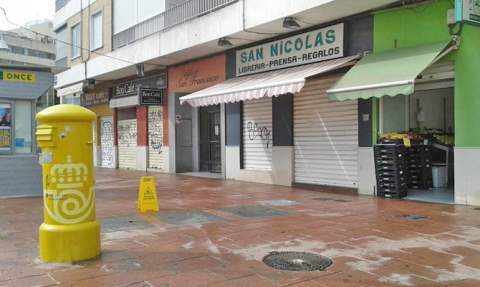 Comercios en una calle del Grau de Gandia. Comercios en una calle del Grau de Gandia.