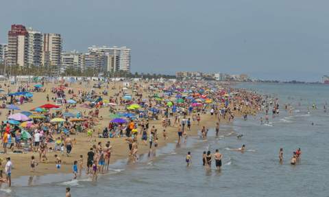 Bañistas en la playa de Gandia, el año pasado. Bañistas en la playa de Gandia, el año pasado.